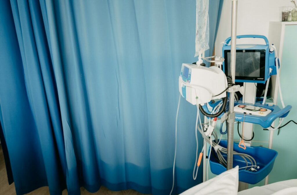 Gorden penyekat ruangan klinik berwarna biru di ruang perawatan
