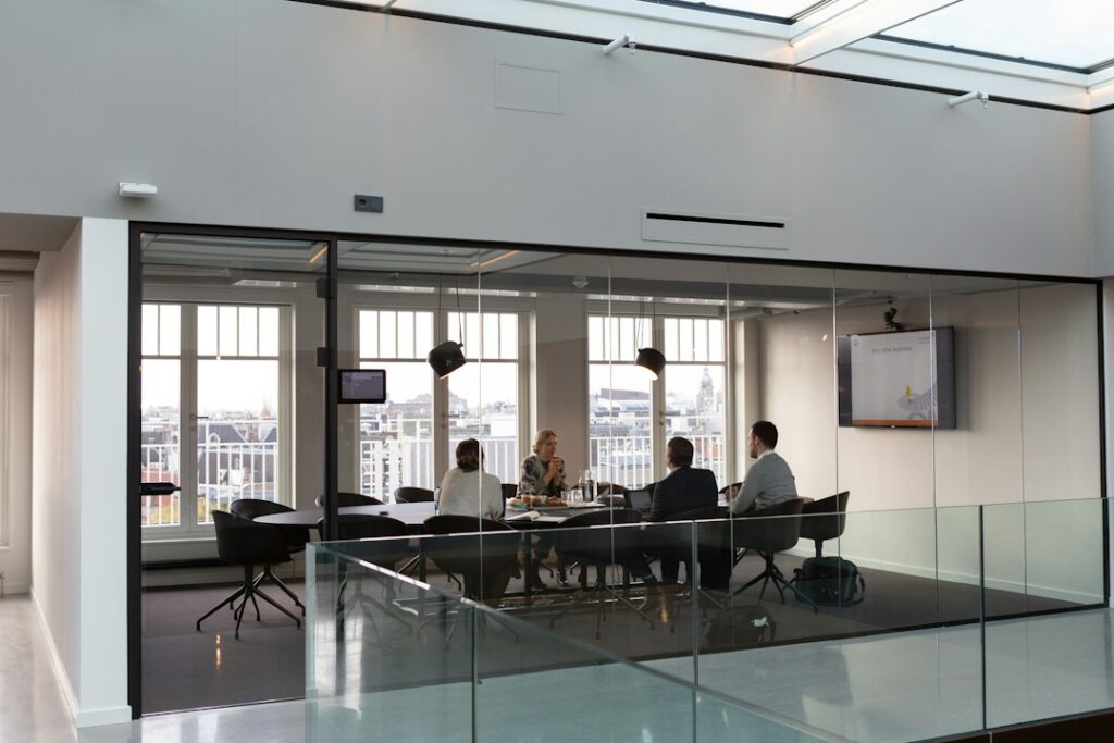 Rekan kerja rapat di ruang meeting kantor yang bisa disekat