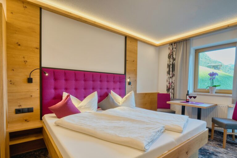 Kamar hotel dengan tempat tidur besar dan jendela bertirai