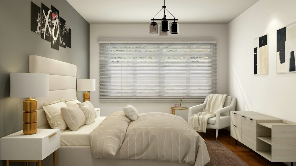 Roller blind putih terpasang di jendela kamar tidur